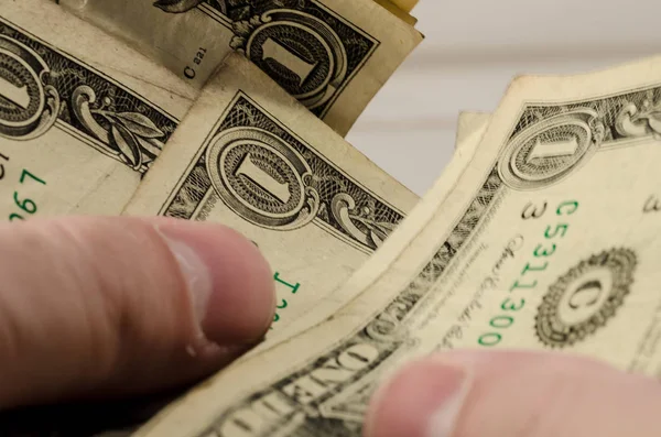 dolar sayma insan eli yakın çekim.