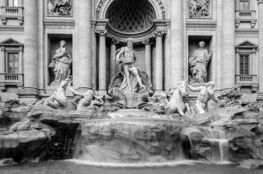 Roma'daki Trevi Çeşmesi ön görünümü. İtalya
