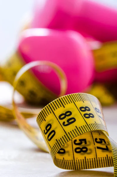 Stillleben Und Nahaufnahme Mit Apfel Rosa Gewicht Gelbem Maßband Fitness — Stockfoto