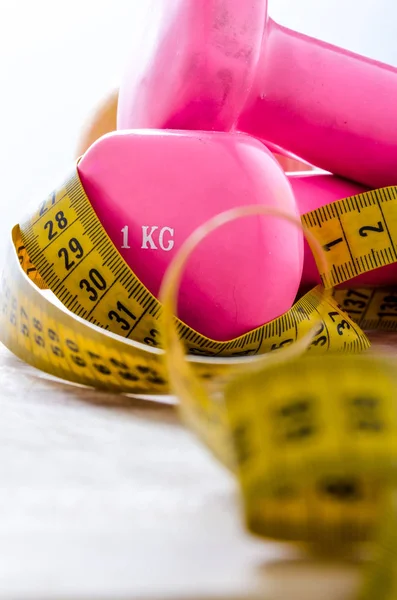 Stillleben Und Nahaufnahme Mit Apfel Rosa Gewicht Gelbem Maßband Fitness — Stockfoto