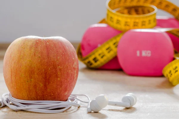 Stilleben Och Nära Håll Med Apple Rosa Vikt Gult Måttband — Stockfoto