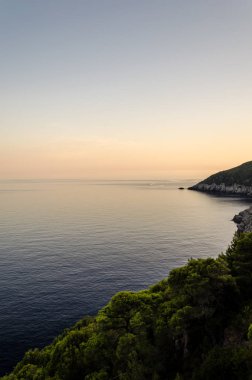 denize günbatımı manzarası. mljiet. Hırvatistan