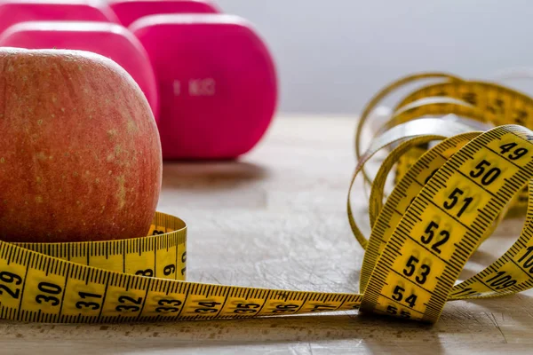 Stillleben Und Nahaufnahme Mit Apfel Rosa Gewicht Gelbem Maßband Fitness — Stockfoto