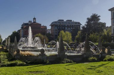 Milan, citylife distrcit parçası meydanda giulio cesare Çeşme görünümünü