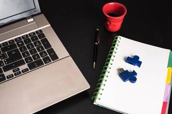 Masih Hidup Dengan Catatan Blok Laptop Pena Dan Secangkir Kopi — Stok Foto