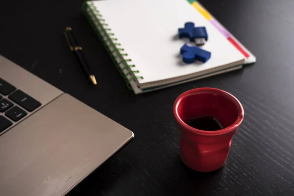 Masih Hidup Dengan Catatan Blok Laptop Pena Dan Secangkir Kopi — Stok Foto