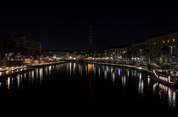 Paisagem Urbana Navigli Milão Noite Com Luz Refletindo Sobre Água — Fotografia de Stock