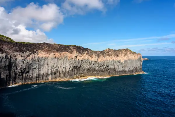 volkan'ın cliff terceira içinde görünüm. deniz manzarası azores, Portekiz.