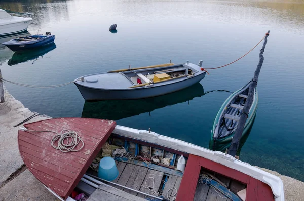 Velhos barcos ancorados — Fotografia de Stock