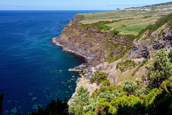 Meereslandschaft mit Klippe in Terceria — Stockfoto