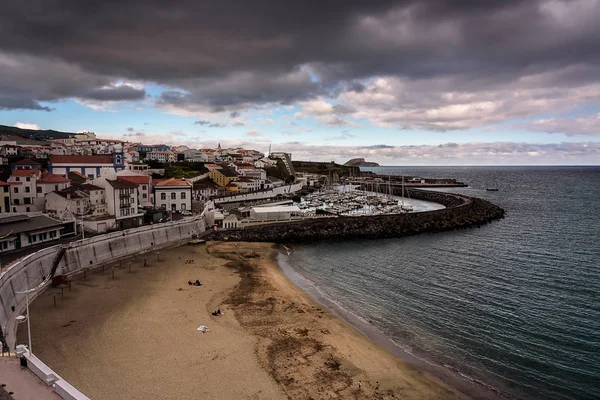 Angra do Heroísmo vanuit een hoog oogpunt Rechtenvrije Stockfoto's