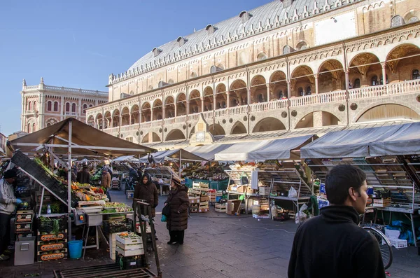Mercado em delle erbe square — Fotografia de Stock