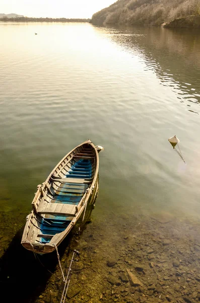 Barco solitário ancorado — Fotografia de Stock