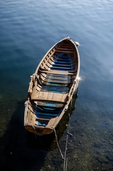 Barco solitário ancorado — Fotografia de Stock