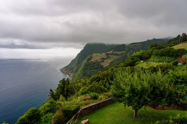 bulutlu bir gün boyunca azore sahil