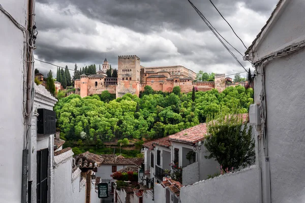 Vista de la Alhambra desde la calle en albaicin en granada —  Fotos de Stock
