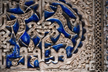 Seville 'deki kraliyet sarayının (alcazar) duvarındaki dekorasyonun manzarası. İspanya.