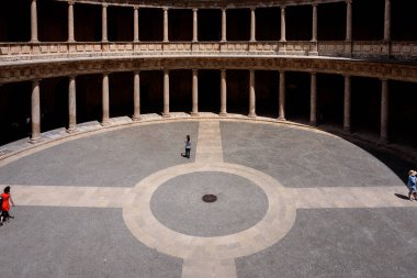 İspanya, Granada 'daki Alhambra Sarayı' nın dairesel avlusunun havadan görünüşü.