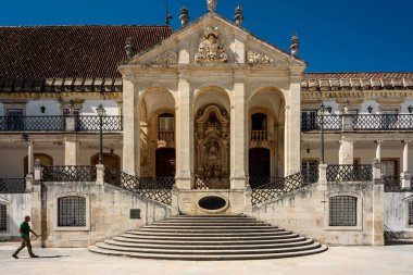 Orta Portekiz 'deki Coimbra şehrinde üniversite kulesi bulunan eski üniversitenin avlusuna bak.