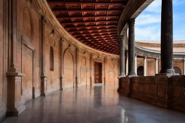 İspanya 'nın Granada şehrindeki Alhambra Sarayı' nın dairesel avlusunun üst kısmı..