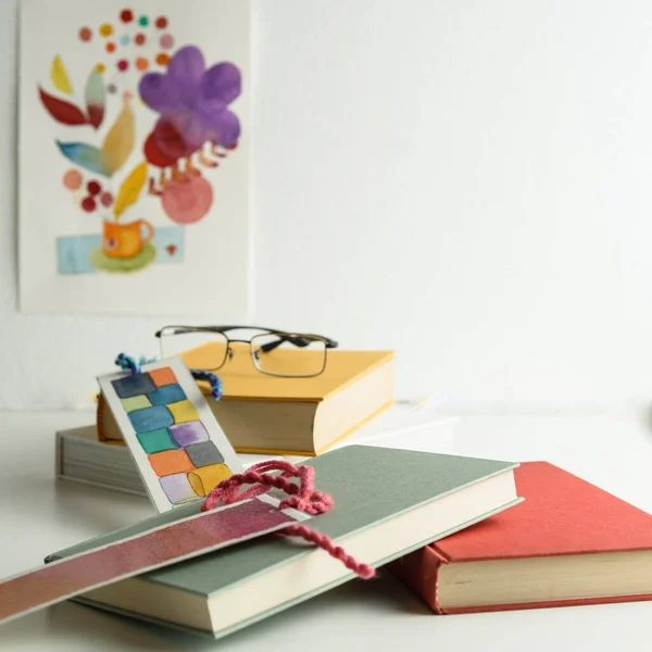 Renkli yer imleri bir sürü kitabın üzerine siyah gözlük takıyor. Eğitim. okuma.