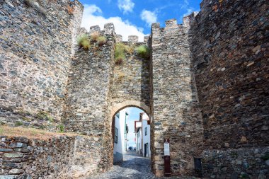 Braganca Ortaçağ Şatosu. Braganca Kalesi 'nin girişi, Portekiz' in Braganca şehrinin tarihi merkezinde yer alan bir ortaçağ kalesi.
