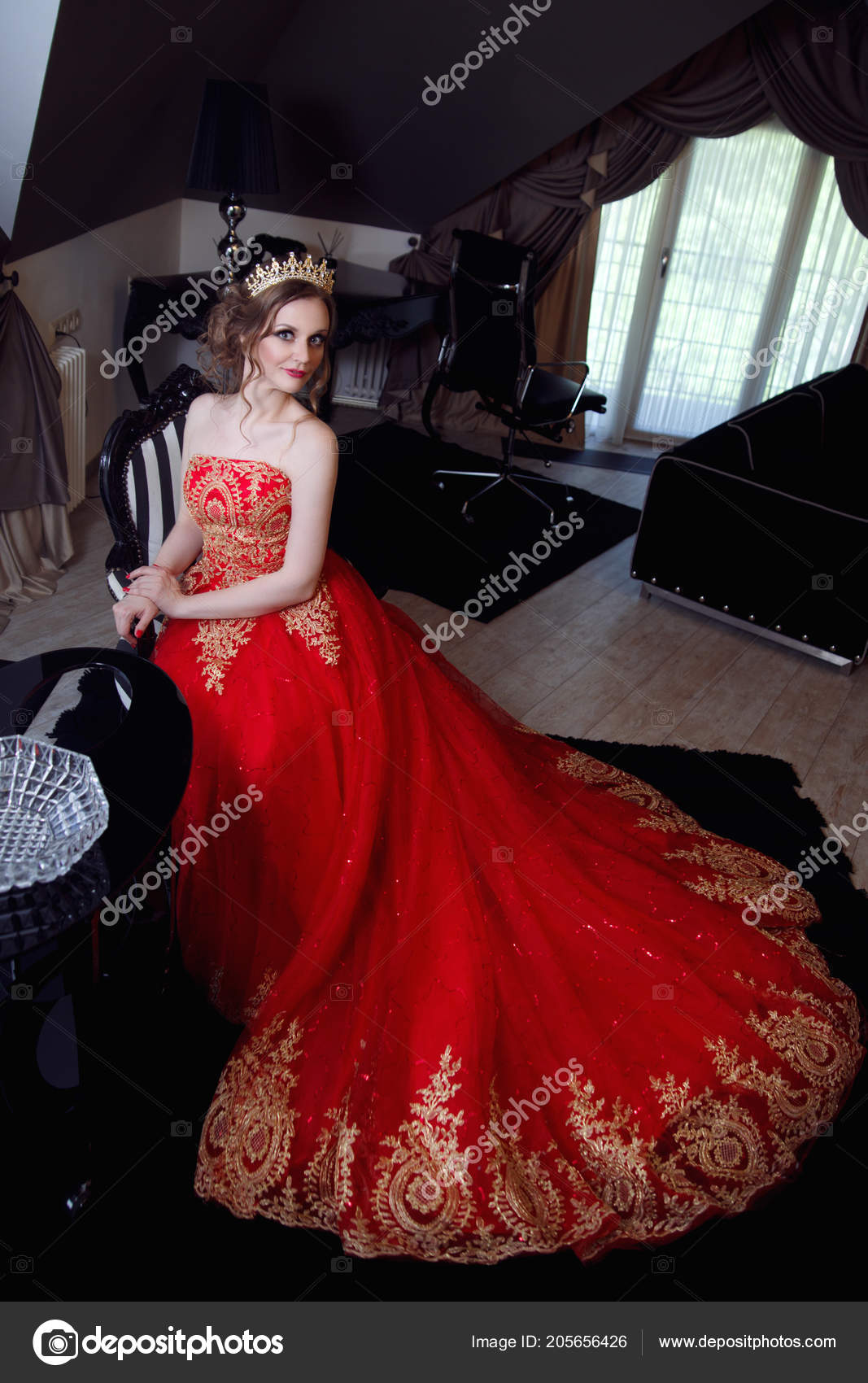 Beautiful　Crown　by　Stock　Chic　Woman　Chic　©Ksenia_Pelevina　Dress　Red　Photo　Interior　205656426