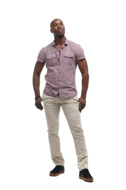 Tam uzunlukta beyaz arka plan üzerinde izole içinde rahat kıyafetler sevimli siyah adam.