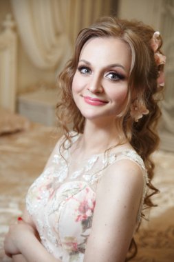 Bir iç mutlu bir gülümseyen gelin portresi.