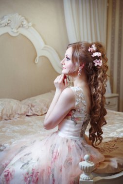 Bir kadının küçük özel odası şık bir saç modeli ile çok güzel bir gelin.