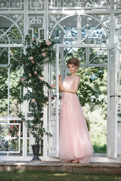 Όμορφη Νύφη Καιρό Ροζ Φόρεμα Φωτεινή Βεράντα — Φωτογραφία Αρχείου