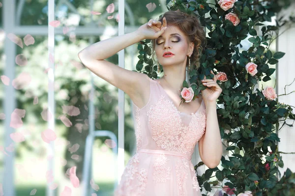 Buena Novia Vestido Rosa Una Terraza Lado Del Rosal —  Fotos de Stock