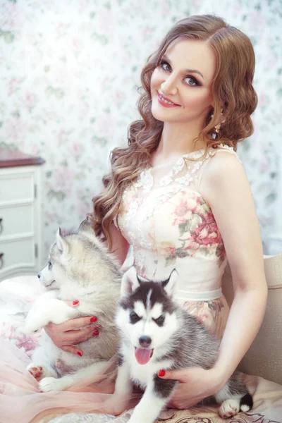 Retrato Suave Una Hermosa Mujer Con Dos Cachorros Husky —  Fotos de Stock