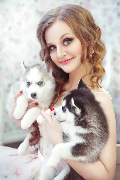 Ritratto Gentile Una Bella Donna Con Due Cuccioli Husky — Foto Stock