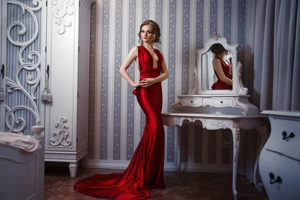 Elegancki Szczupła Kobieta Czerwonej Sukience Eleganckich Wnętrzach — Zdjęcie stockowe