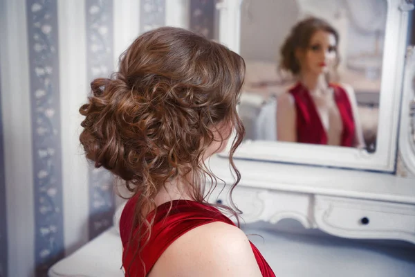 Una Chica Con Hermoso Peinado Aire Refleja Espejo —  Fotos de Stock