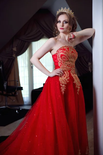 Mulher Bonita Vestido Vermelho Real Coroa Interior Chique — Fotografia de Stock