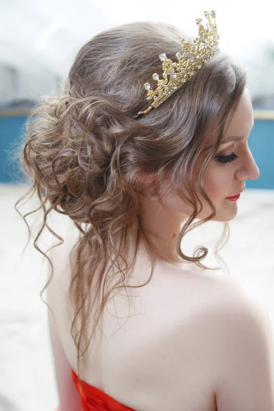 一个美丽的新娘在外形与皇冠上的空气发型与股落在她的肩膀上 — 图库照片