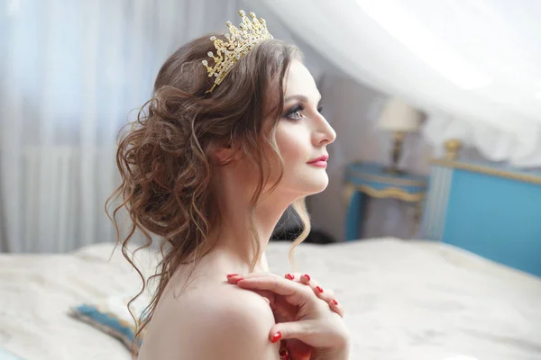 Noiva Doce Perfil Com Uma Coroa Cabelo Volumoso Arejado — Fotografia de Stock