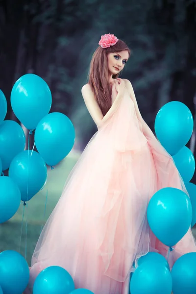 Belle Fille Dans Une Longue Robe Rose Avec Des Ballons — Photo