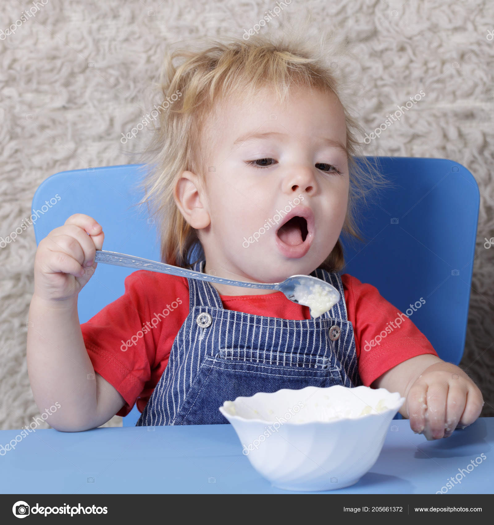 Pour Bebe En Train De Manger Photographie Ksenia Pelevina C