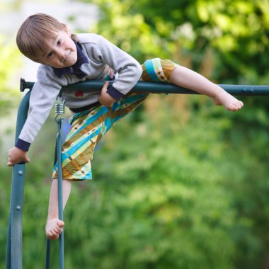 yaz günü parkta tırmanma çocuk