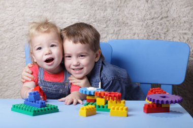 İki sevimli çocuk mutlu oyun Lego tablo
