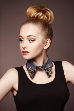 Güzellik moda parlak makyaj ve deldi burun ile güzel bir genç sarışın kadın portresi.