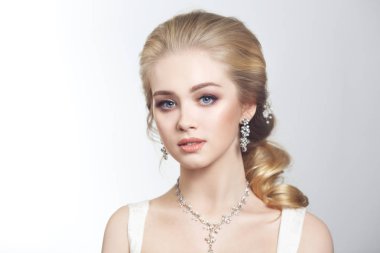 Sevimli sarışın güzel gelin takı güzel bir saç modeli ile güzellik portresi.