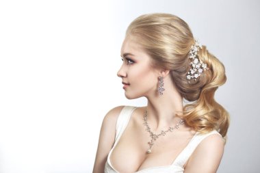 Sevimli sarışın güzel gelin takı güzel bir saç modeli ile güzellik portresi.