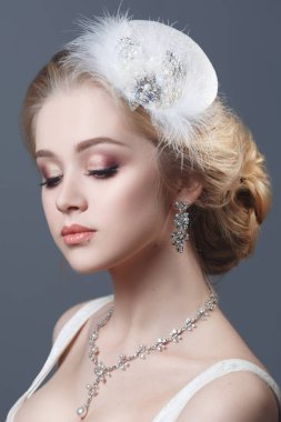 Sevimli sarışın gelin vintage şapka gri bir arka plan üzerinde izole eşarplı Güzellik Portresi.