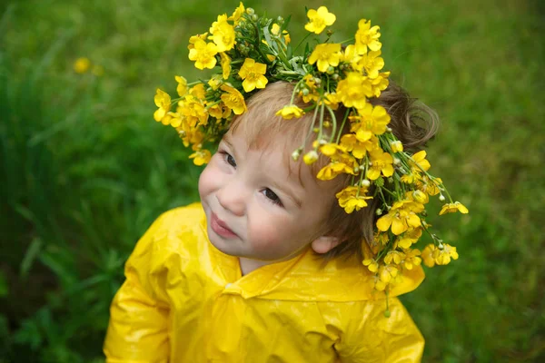 Een Zoete Jongen Een Gele Mantel Een Krans Van Boterbloemen — Stockfoto