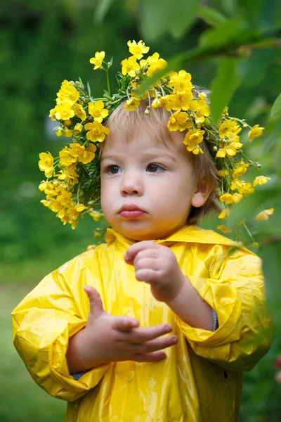 Kid Yellow Raincoat Wreath Buttercups Collects Berries Bush Summer Day — Stock Photo, Image