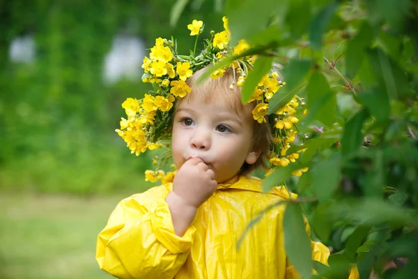 Kid Yellow Raincoat Wreath Buttercups Collects Berries Bush Summer Day — Stock Photo, Image